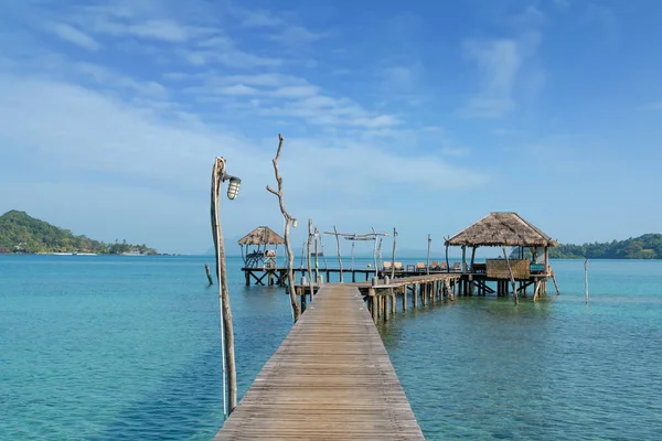 Muelle de madera con barco en Phuket, Tailandia. Verano, Viajar, Vacar — Foto de Stock