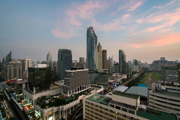 Immeuble moderne dans le quartier des affaires de Bangkok à Bangkok ville esprit — Photo
