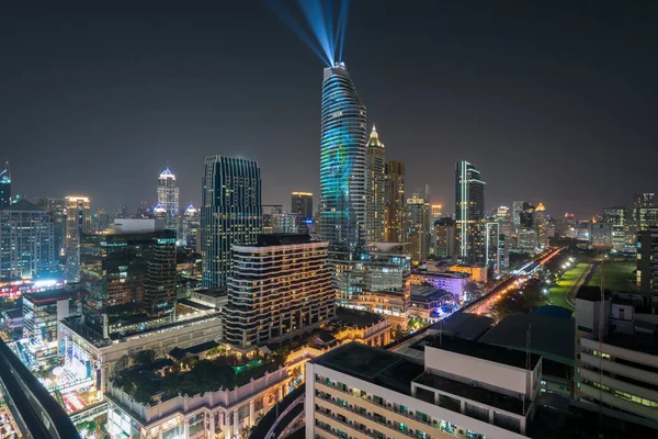 Nacht uitzicht met wolkenkrabber in de zakenwijk in Bangkok Thail — Stockfoto