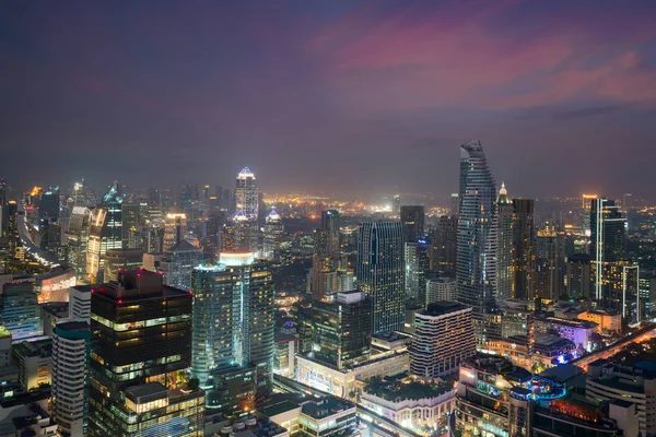 Modern gebouw in de zakenwijk van Bangkok op Bangkok stad wit — Stockfoto