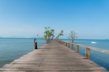 Phuket, Tayland için tekne ile ahşap iskele. Yaz, seyahat, Vacat
