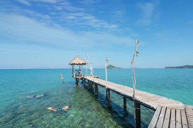 Turistler şnorkel kristal turkuaz su tropikal resort yakınlarındaki