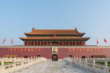 Pekin, Çin'deki Tiananmen kapısı. Çince metin kırmızı duvar r