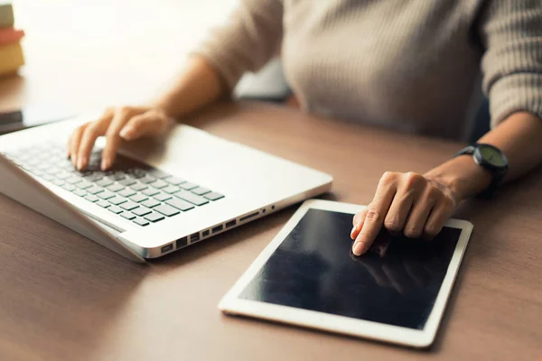 Žena pomocí přenosného počítače a digitální tablet během práce v kanceláři, — Stock fotografie