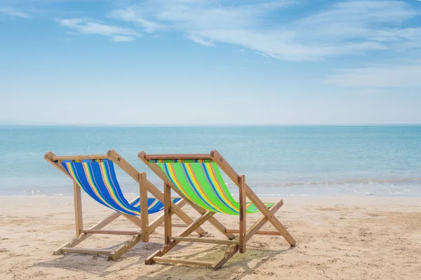 Duas cadeiras de praia na areia branca com céu azul e mar de verão — Fotografia de Stock