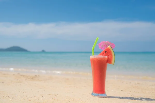 Coquetel de melancia na praia de verão tropical azul em Phuket, Tha — Fotografia de Stock