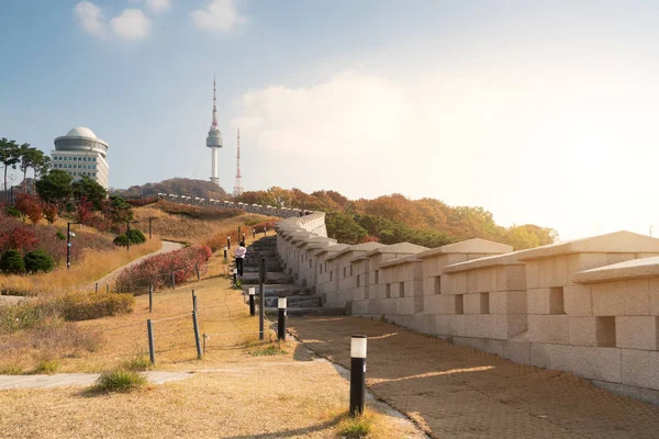 Torre de Seúl con hojas de arce de otoño amarillo y rojo en Namsan mo —  Fotos de Stock