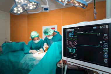 Doktor ve bir yardımcı çalışma ro'tıbbi monitör