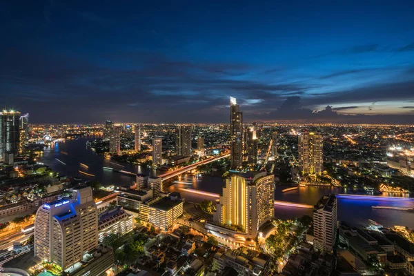 Landskap av floden Chao Phraya i Bangkok stad i kvällstid w — Stockfoto