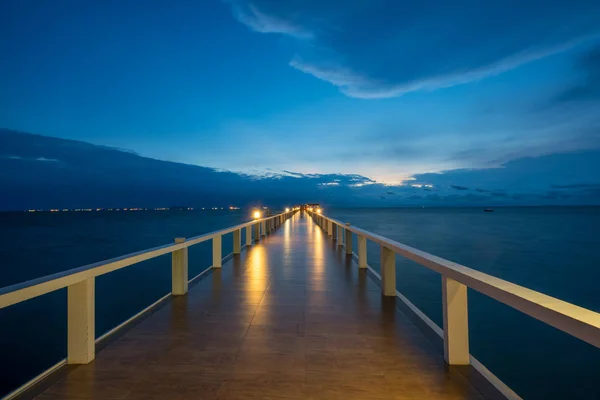 Molo di legno tra il tramonto a Phuket, Thailandia. Estate, Viaggi , — Foto Stock