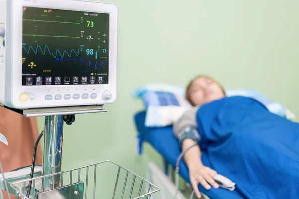 Enfermeira tomando a pressão arterial da jovem mulher asiática na sala de Urgências em ho — Fotografia de Stock