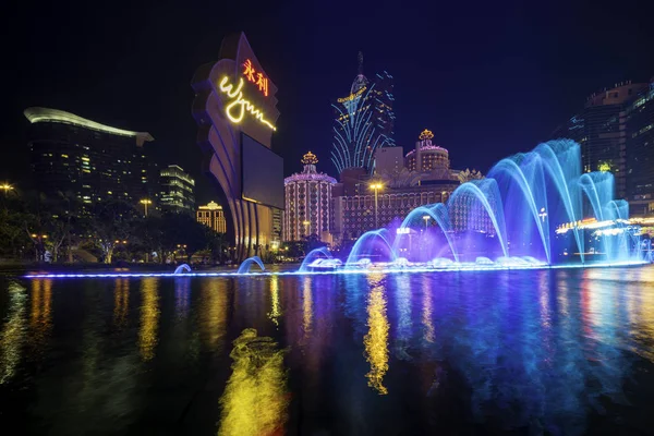 Night view of Macau (Macao). The Grand Lisboa is the tallest building in Macau (Macao) and the most distinctive part of its skylin — Stock Photo, Image
