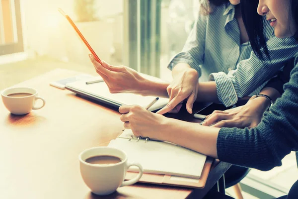 Dos mujer de negocios asiática trabajando junto con la tableta digital en —  Fotos de Stock