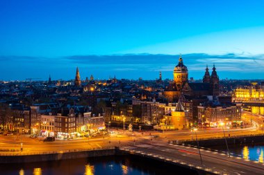 Amsterdam Skyline gecede en tarihi alanında havadan görünümü 