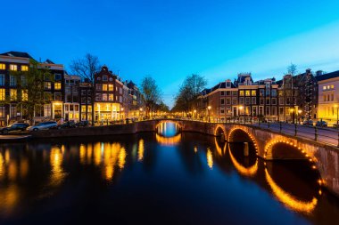 Zen Amstel Nehri ile Hollanda'nın Amsterdam şehir manzaralı