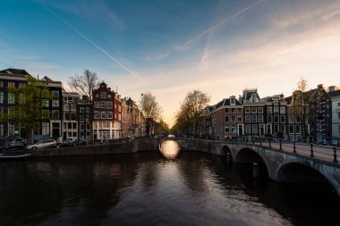Amstel Nehri sırasında ile Hollanda'nın Amsterdam şehir manzaralı