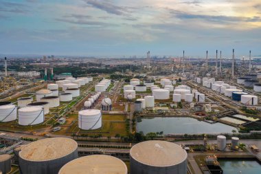 Havadan görünümü petrol depolama tankı ile petrol rafinerisi arka plan, petrol r