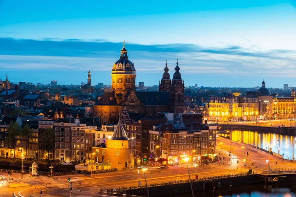 Aerial view of Amsterdam skyline in historical area at night in — Stock Photo, Image