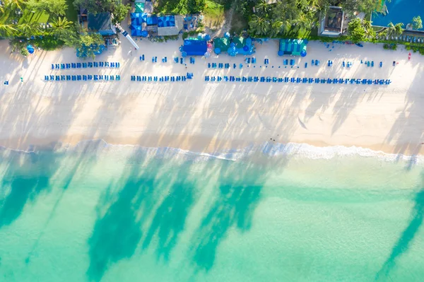 Luftaufnahme des Sandstrandes mit Touristen, die im schönen Meer schwimmen — Stockfoto