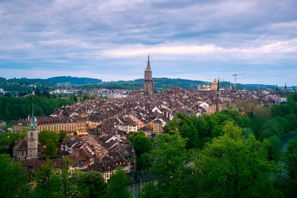 Vista aerea del centro storico di Berna con il fiume Aare che scorre aro — Foto Stock