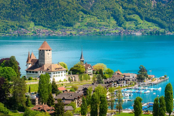 Landskap av Spiez slott på Thunsjön i Bern, Schweiz. — Stockfoto
