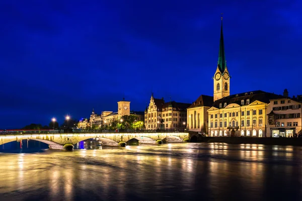 Vista notturna del centro storico di Zurigo con la famosa Fraumunste — Foto Stock
