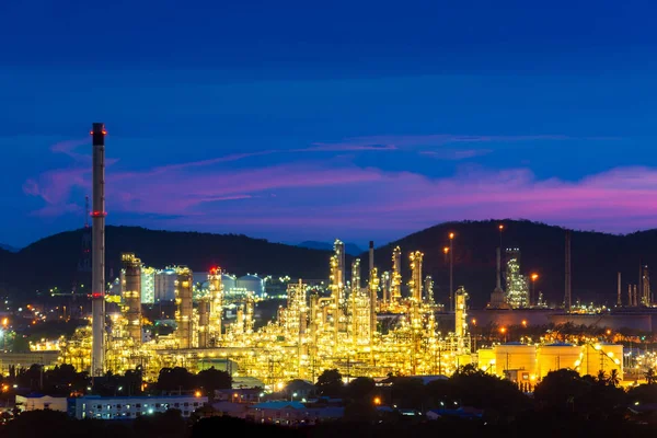 Vista aérea de la industria del petróleo y el gas - refinería al atardecer —  Fotos de Stock