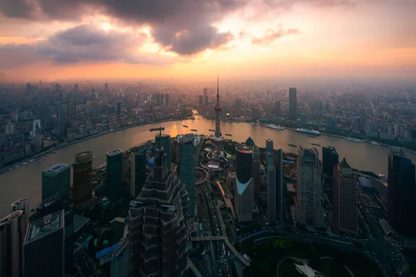Widok z lotu ptaka wieżowców Pudong i Huangpu River. Shan — Zdjęcie stockowe