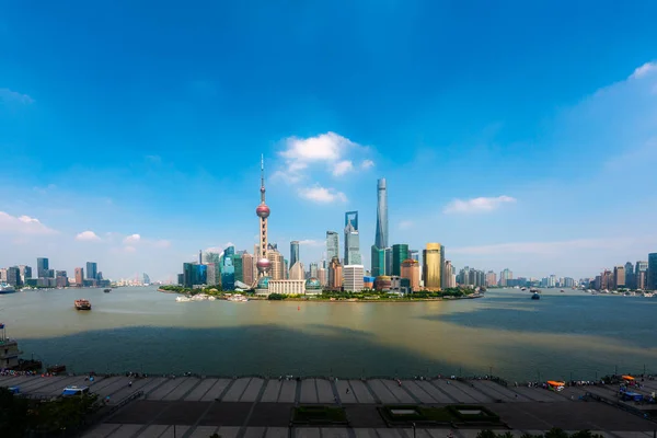Vista aérea de Xangai, China skyline cidade com rio Huangpu . — Fotografia de Stock