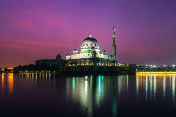 Putra Mosque in Putrajaya, Kuala Lumpur, Malaysia at dusk — Stockfoto