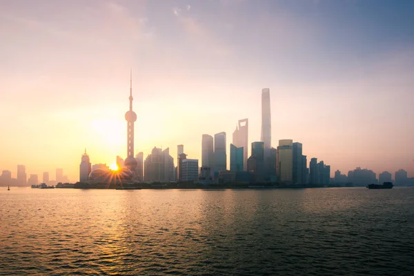 Shanghai, Skyline der chinesischen Stadt bei Sonnenaufgang über dem Huangpu-Fluss — Stockfoto