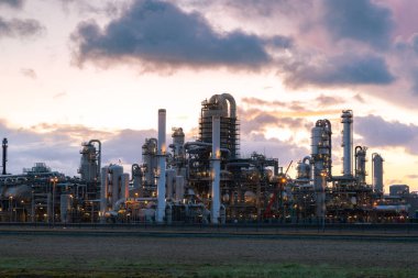 Gökyüzü güneşlerinde petrol ve gaz rafinerisi tesisi veya petrokimya endüstrisi