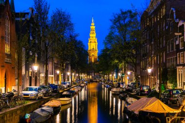 C bir kanalda sonundaki kilise kule Amsterdam Zuiderkerk