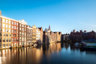 Geleneksel eski ev binalar Amsterdam, Hollanda.
