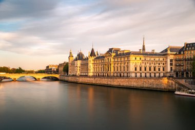 Pont Neuf ve Seine nehri güneşli yaz gün batımında, Paris, Fransa