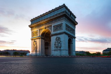 Paris'te Arc de Triomphe ile gün doğumu sırasında Paris sokak, F