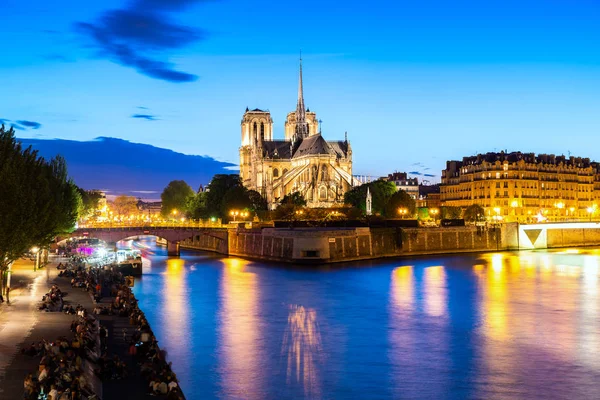 Notre Dame de Paris éjjel, és a Szajna folyó Párizsban, Franc — Stock Fotó