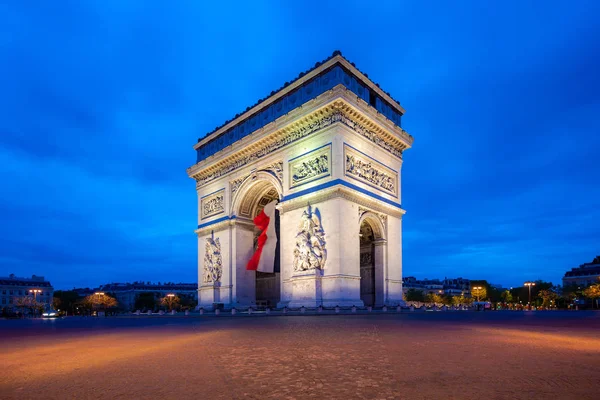 Calle París por la noche con el Arco del Triunfo en París, Francia . — Foto de Stock