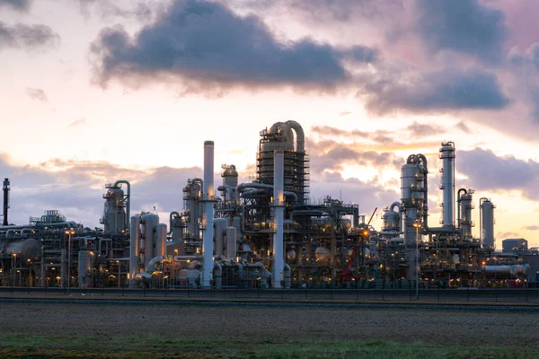 Öl- und Gasraffinerie oder petrochemische Industrie auf Himmelssonnen — Stockfoto