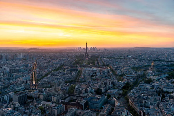 Vista aérea de París y la torre Eiffel al atardecer en París, Francia — Foto de Stock