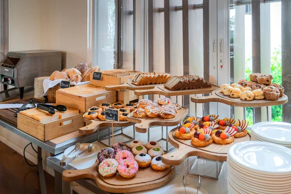 Una variedad de pasteles recién hechos en el desayuno buffet en el lujo h — Foto de Stock