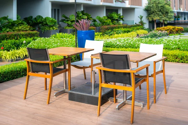 Sedia di legno in patio di legno a giardino verde in casa — Foto Stock