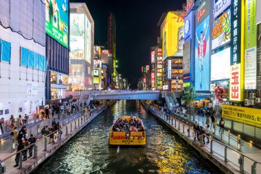 Osaka, Japonya - 28 Nisan 2017 : Billbords Osaka'daki Dotonbori'de, 