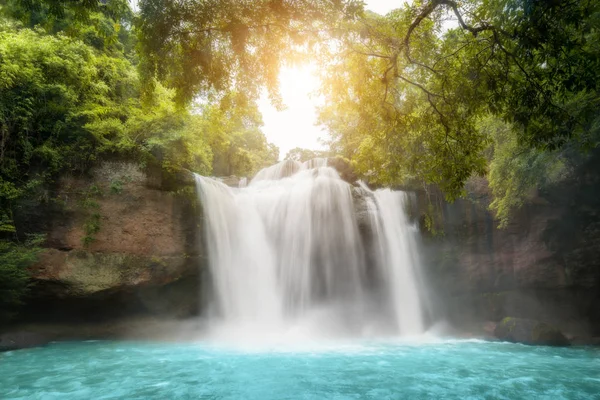 Increíbles hermosas cascadas en el bosque tropical en Haew Suwat Wa —  Fotos de Stock