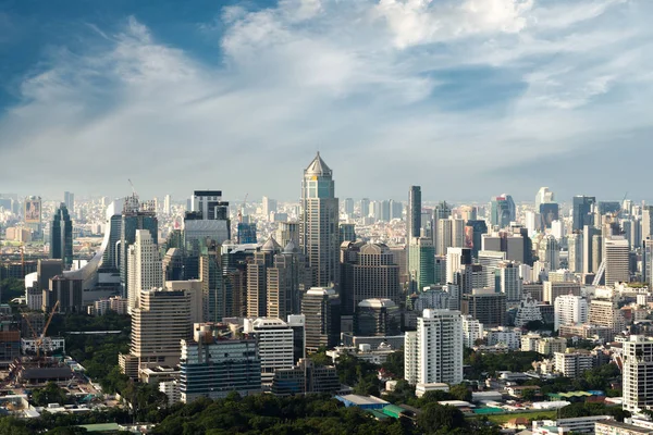 Modern gebouw in de zakenwijk van Bangkok op Bangkok stad wit — Stockfoto