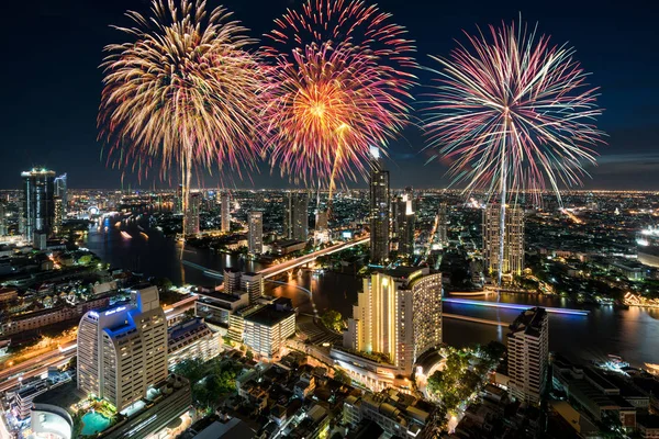 Schönes Feuerwerk zum Krathong-Fest oder Neujahr — Stockfoto