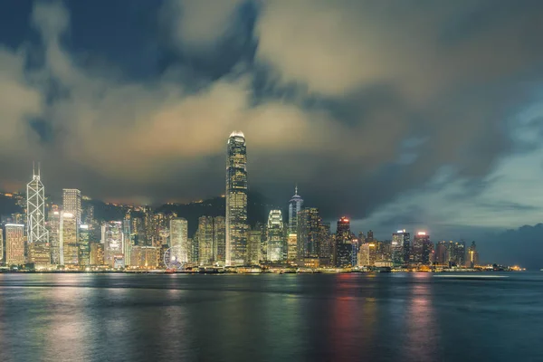 Vista noturna do Porto Victoria em Hong Kong . — Fotografia de Stock