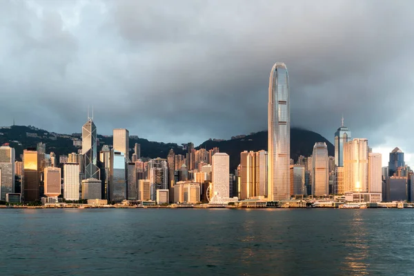 Horizonte de Hong Kong com a luz do sol na parte da manhã sobre Victoria Har — Fotografia de Stock