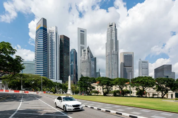 Táxi táxi dirigindo na estrada no centro de Singapura com Singapore sk — Fotografia de Stock