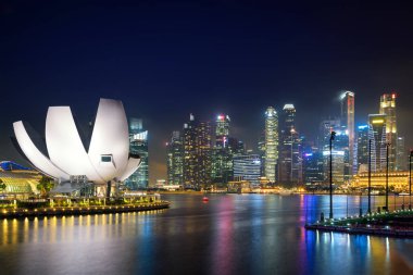 Singapur iş bölgesi manzarası gecede, Marina Bay, şarkı